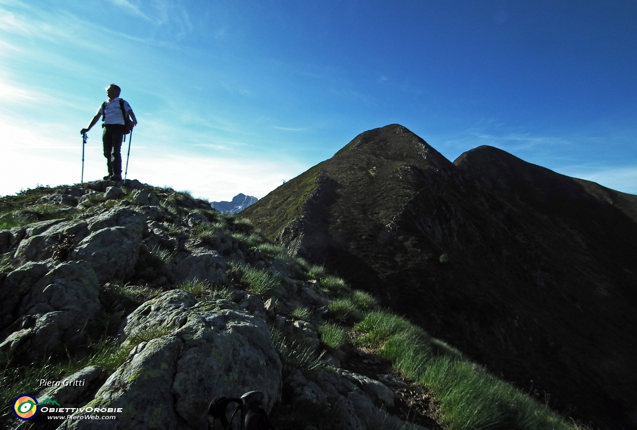 15 con vista anticima e cima dei  Siltri (2175 m.)....JPG